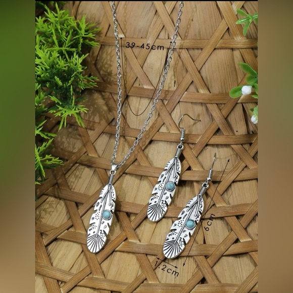 Turquoise feather pendent necklace and feather drop earrings - Picture 5 of 9